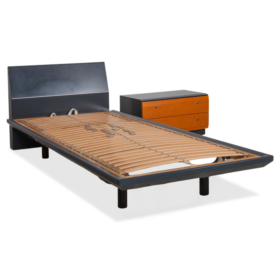 Lit en bois + table de chevet Interlübke bleu marine chambre à coucher