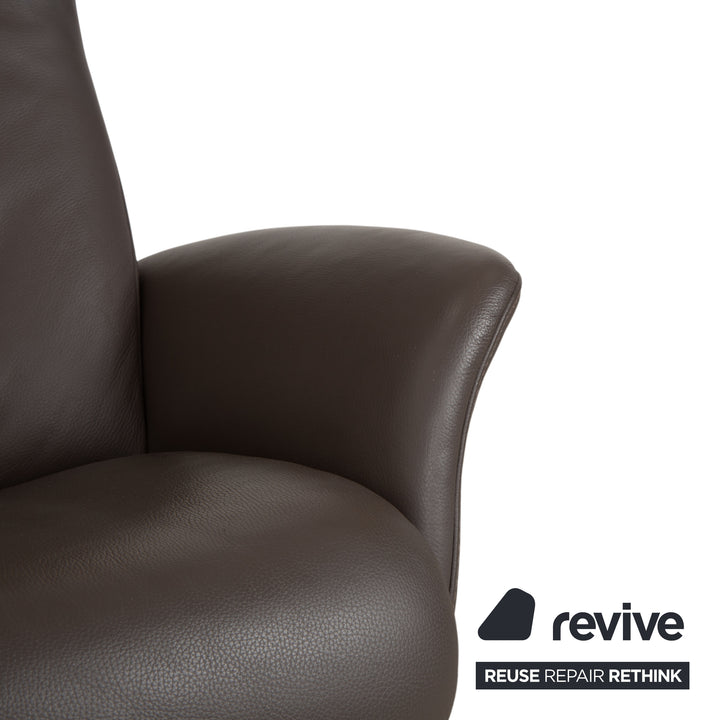 Fauteuil Joop 8115 en cuir gris taupe chromé, à réglage manuel, avec repose-pieds.