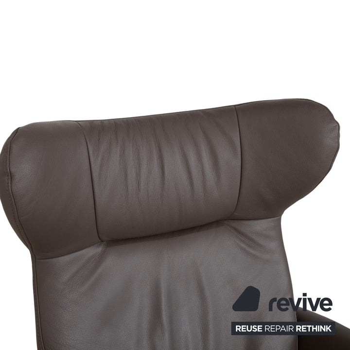 Fauteuil Joop 8115 en cuir gris taupe chromé, à réglage manuel, avec repose-pieds.