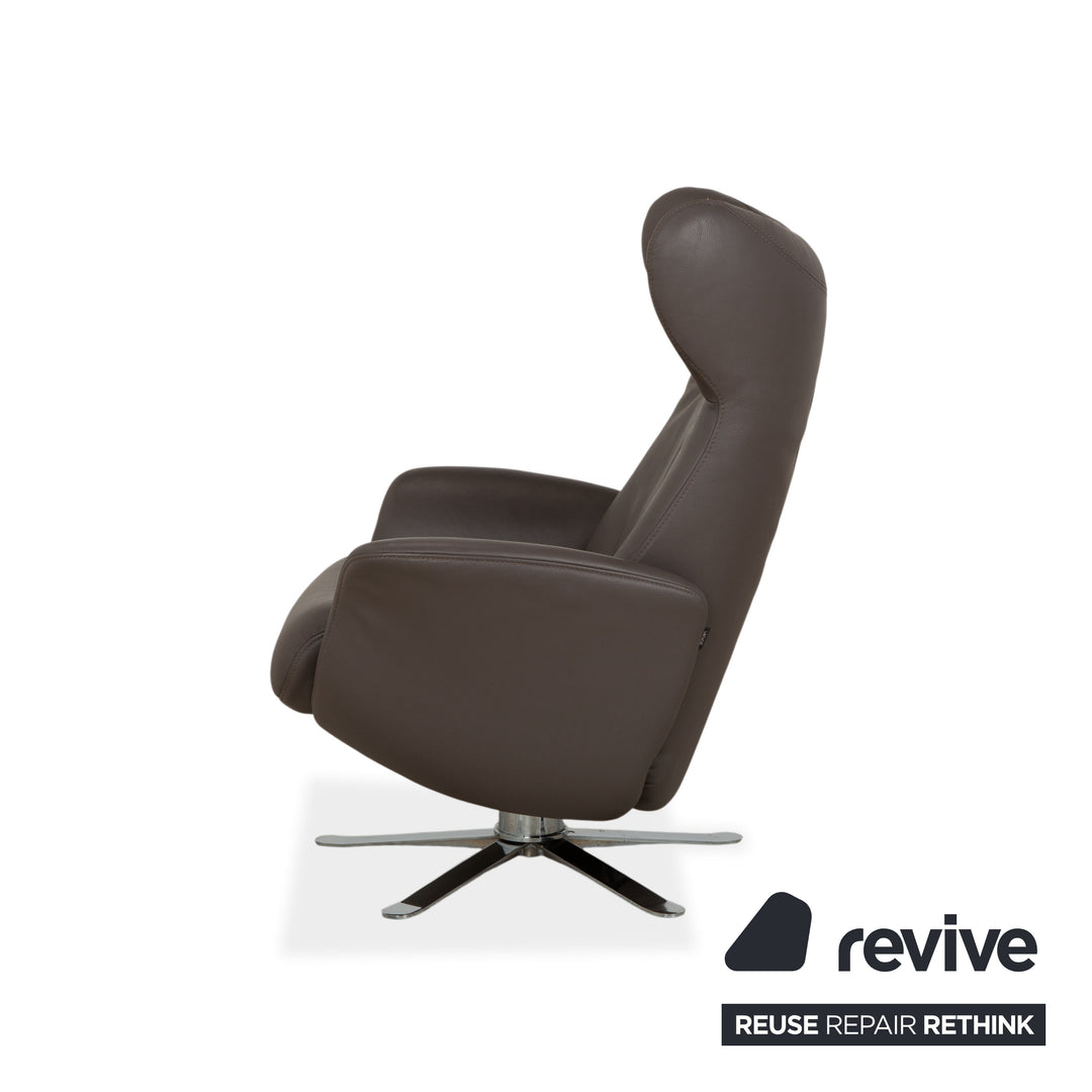 Fauteuil Joop 8115 en cuir gris taupe chromé, à réglage manuel, avec repose-pieds.