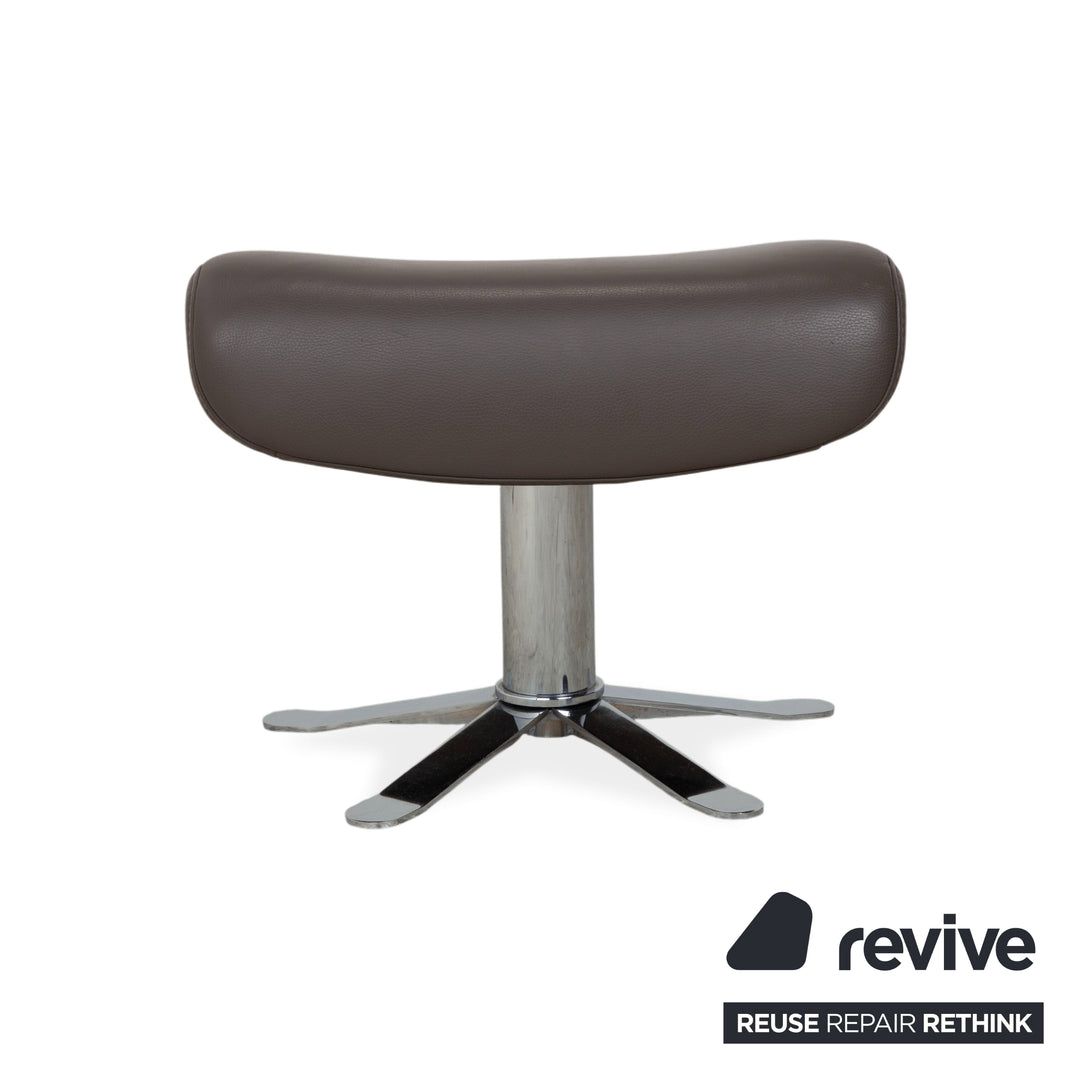 Fauteuil Joop 8115 en cuir gris taupe chromé, à réglage manuel, avec repose-pieds.