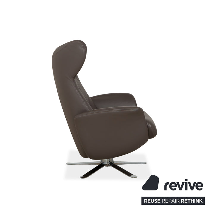 Fauteuil Joop 8115 en cuir gris taupe chromé, à réglage manuel, avec repose-pieds.