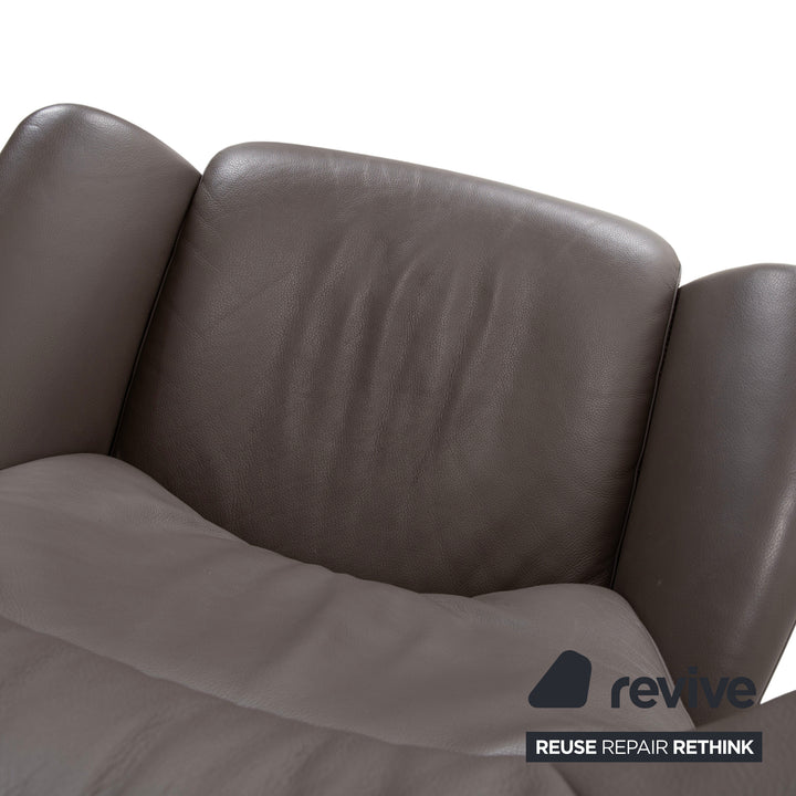 Fauteuil Joop 8115 en cuir gris taupe chromé, à réglage manuel, avec repose-pieds.