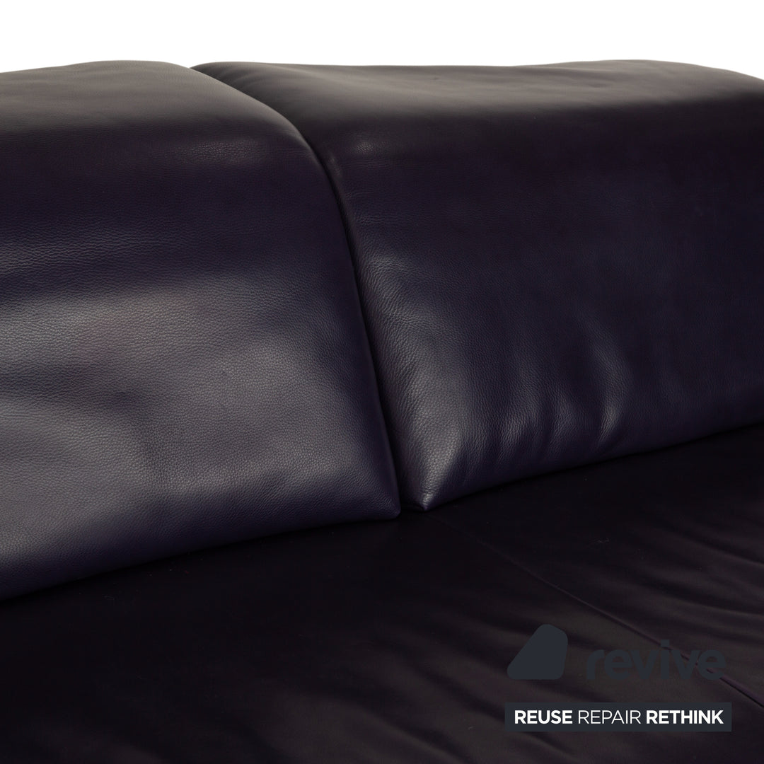 Canapé-lit trois places Koinor Avanti en cuir violet aubergine avec pouf et fonction manuelle
