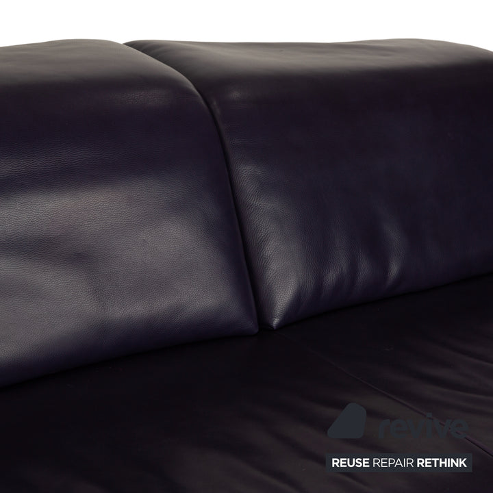 Canapé-lit trois places Koinor Avanti en cuir violet aubergine avec pouf et fonction manuelle