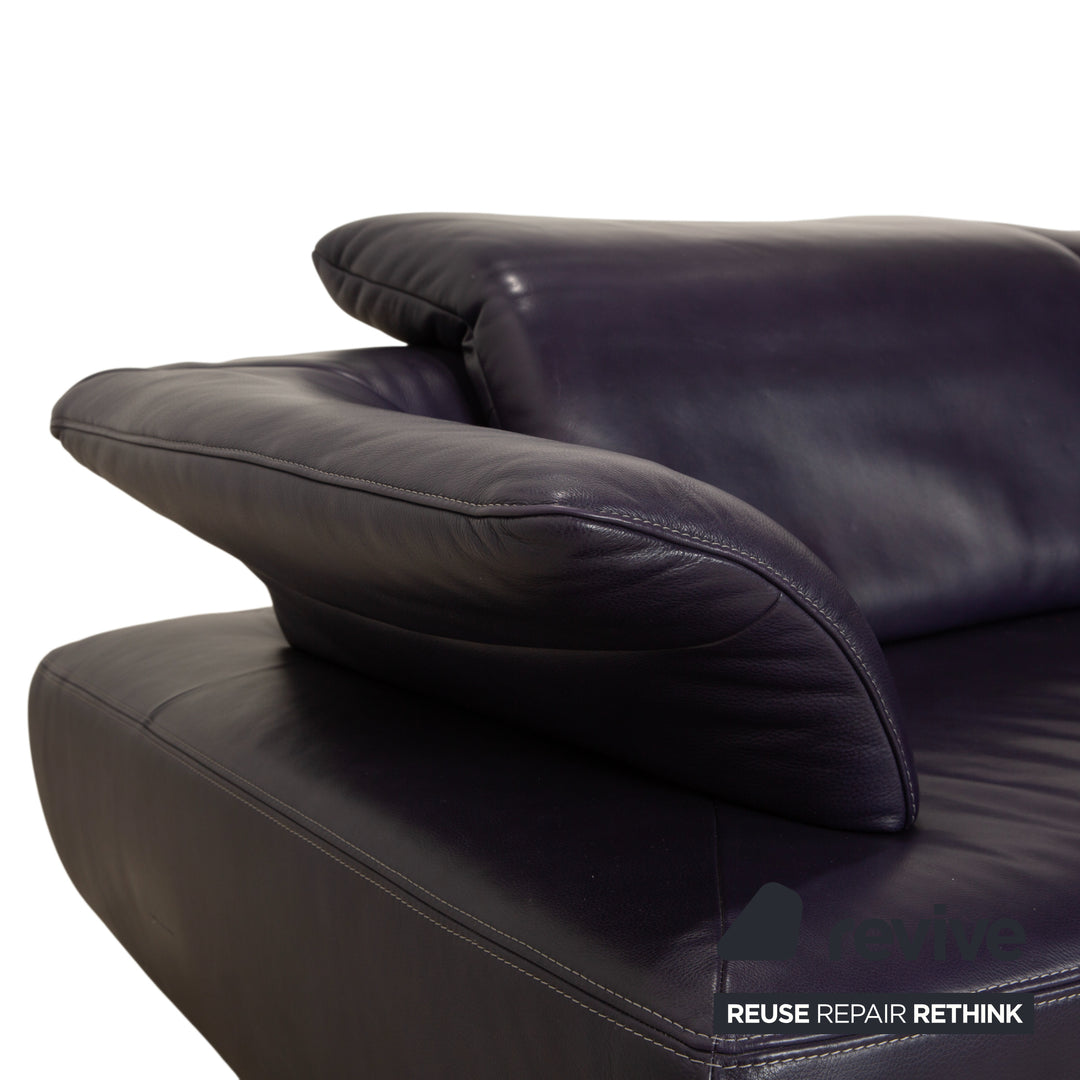 Canapé-lit trois places Koinor Avanti en cuir violet aubergine avec pouf et fonction manuelle