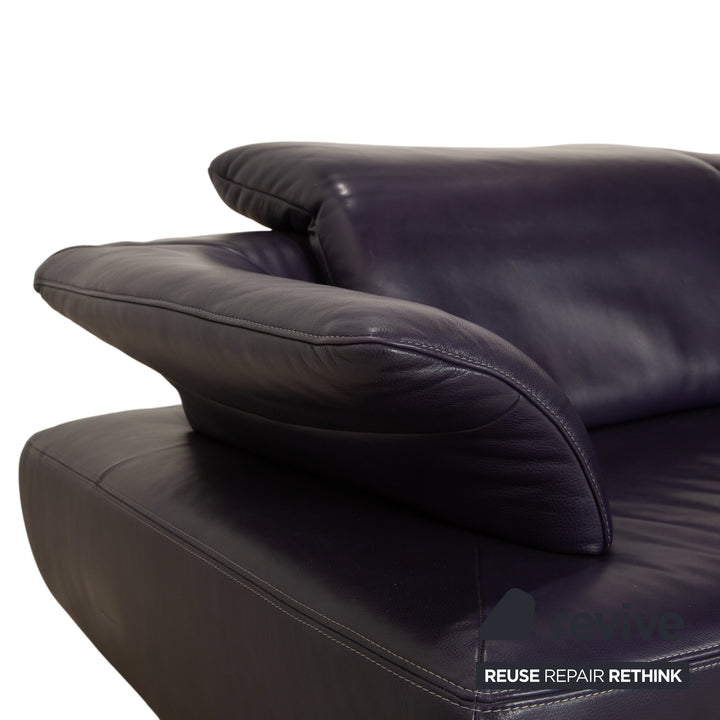 Canapé-lit trois places Koinor Avanti en cuir violet aubergine avec pouf et fonction manuelle