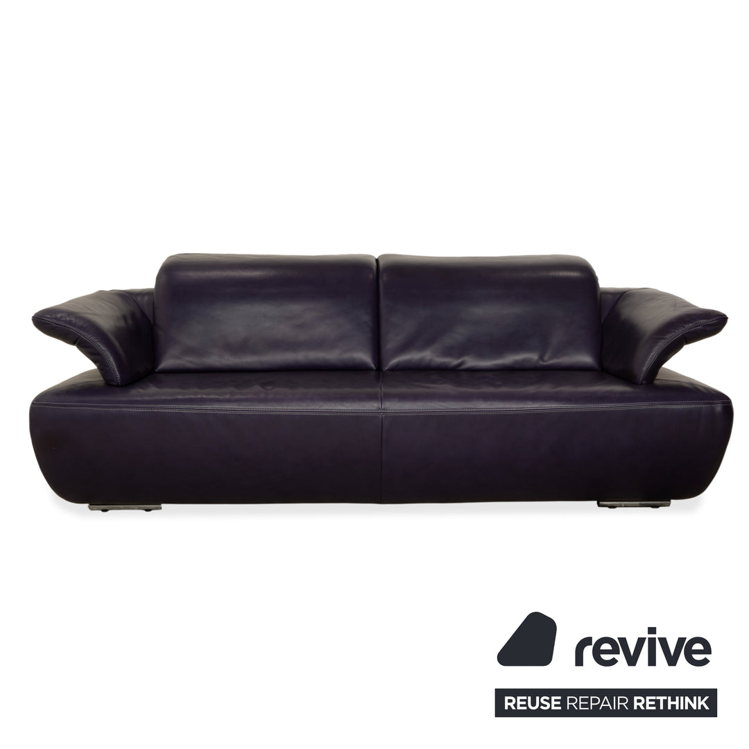 Canapé-lit trois places Koinor Avanti en cuir violet aubergine avec pouf et fonction manuelle