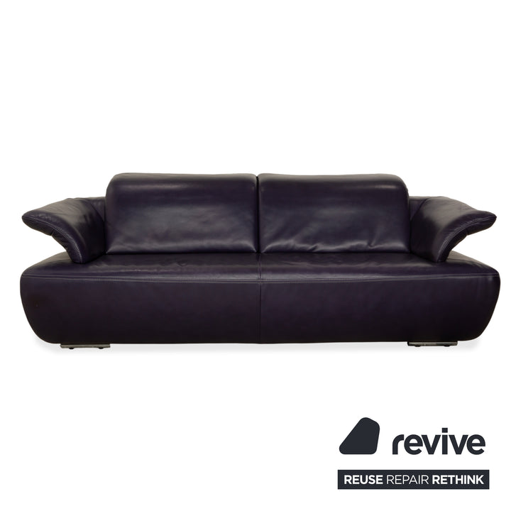 Canapé-lit trois places Koinor Avanti en cuir violet aubergine avec pouf et fonction manuelle