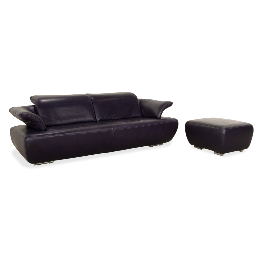 Canapé-lit trois places Koinor Avanti en cuir violet aubergine avec pouf et fonction manuelle