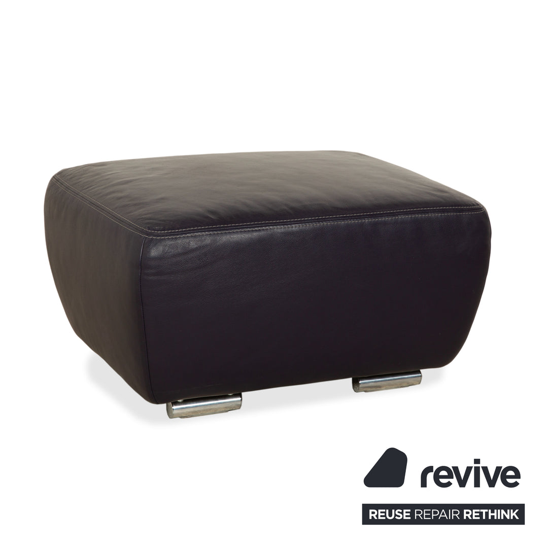 Canapé-lit trois places Koinor Avanti en cuir violet aubergine avec pouf et fonction manuelle