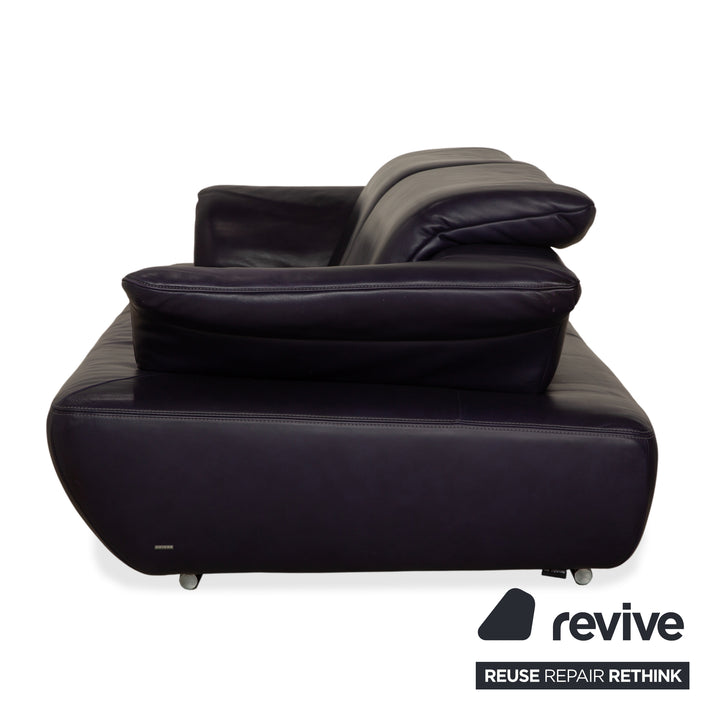 Canapé-lit trois places Koinor Avanti en cuir violet aubergine avec pouf et fonction manuelle