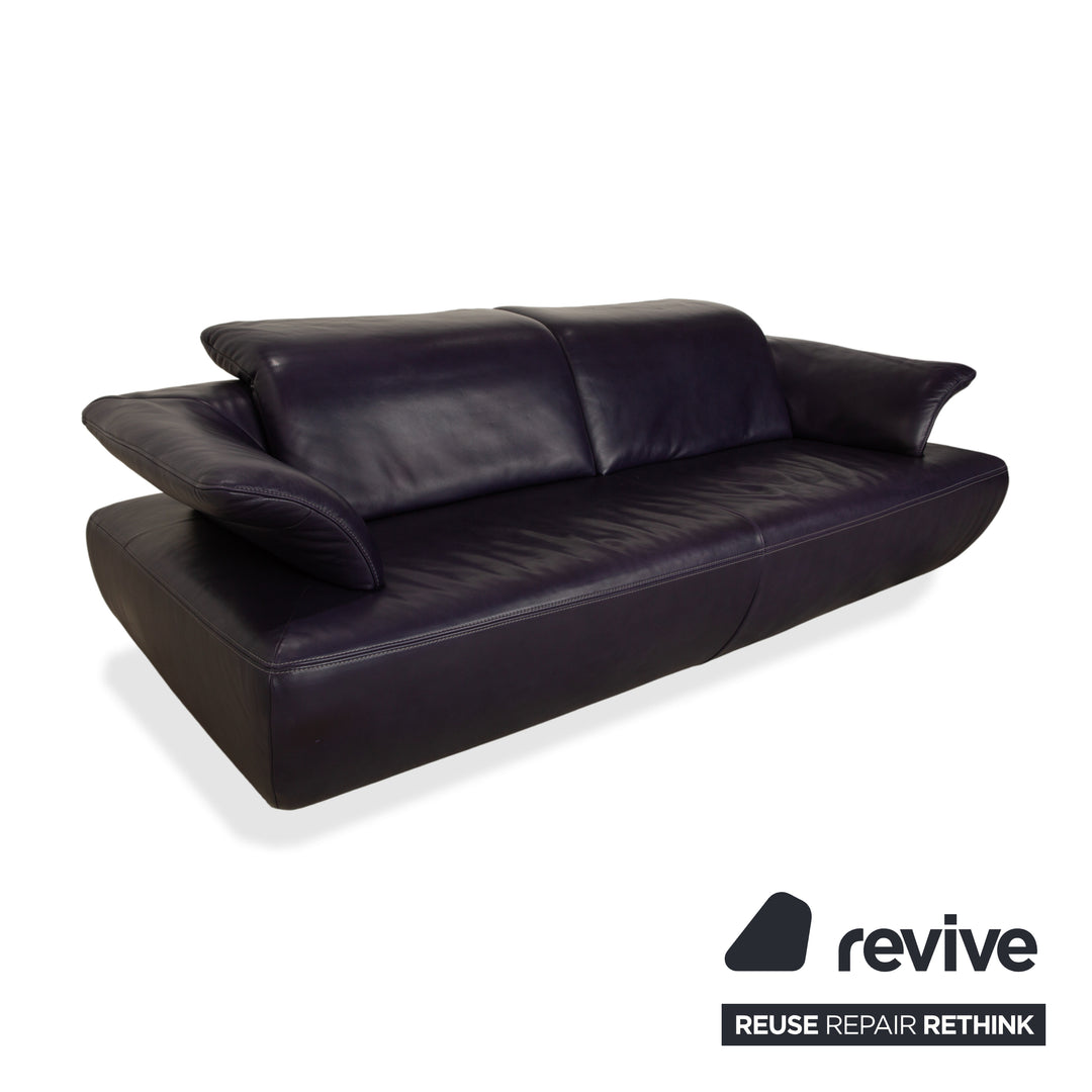 Canapé-lit trois places Koinor Avanti en cuir violet aubergine avec pouf et fonction manuelle