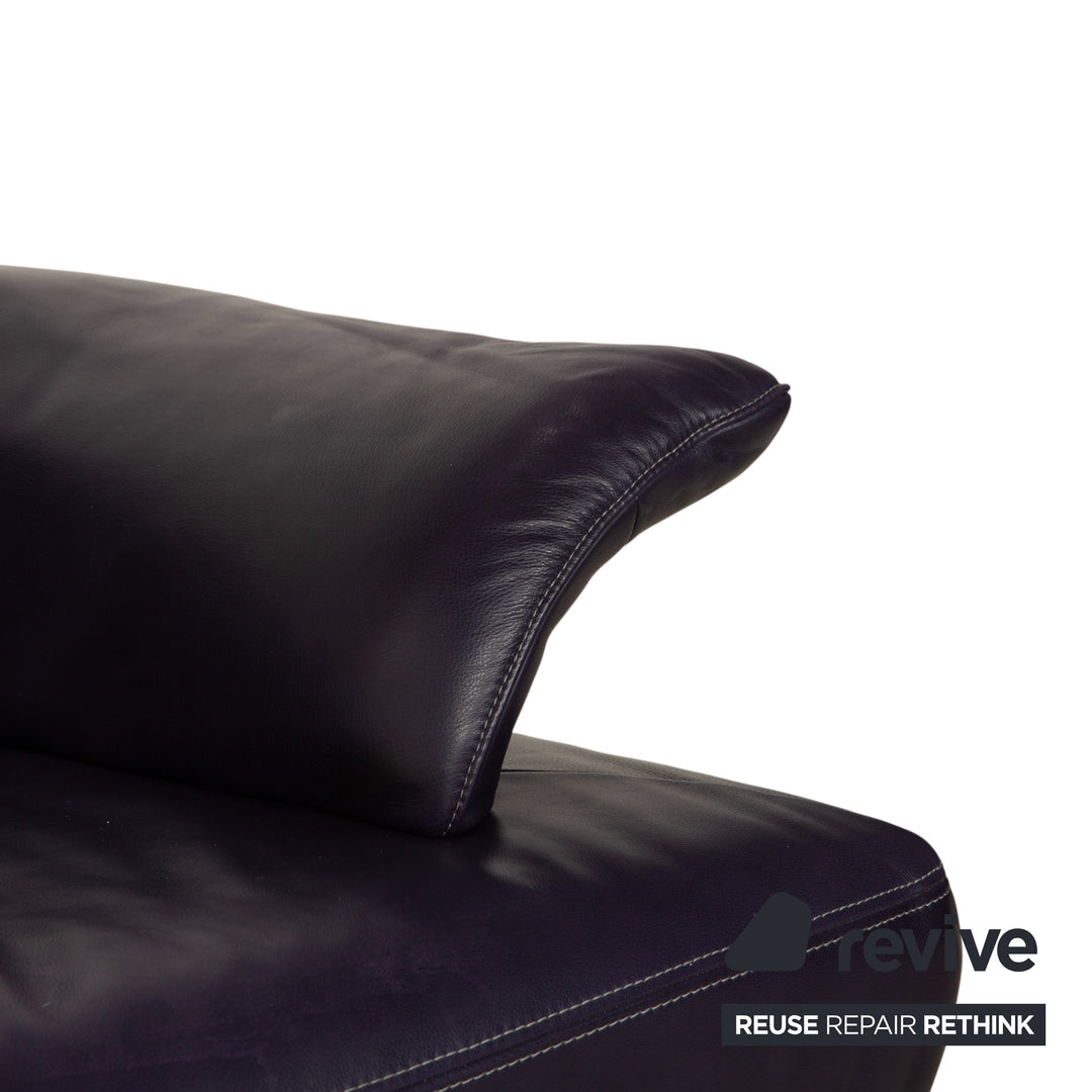 Canapé-lit trois places Koinor Avanti en cuir violet aubergine avec pouf et fonction manuelle