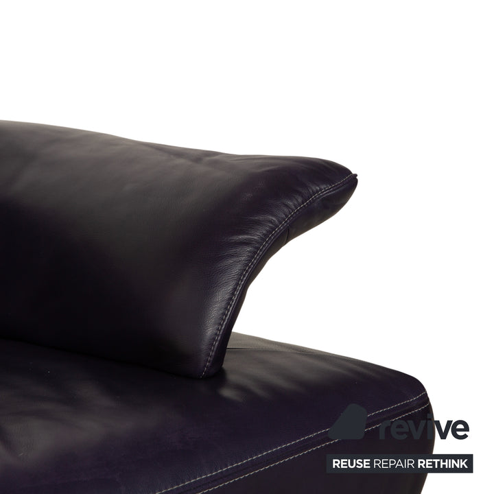 Canapé-lit trois places Koinor Avanti en cuir violet aubergine avec pouf et fonction manuelle