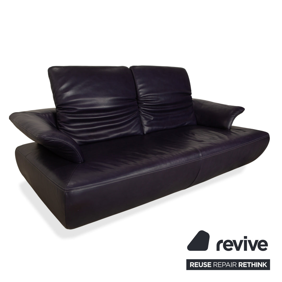 Canapé-lit trois places Koinor Avanti en cuir violet aubergine avec pouf et fonction manuelle