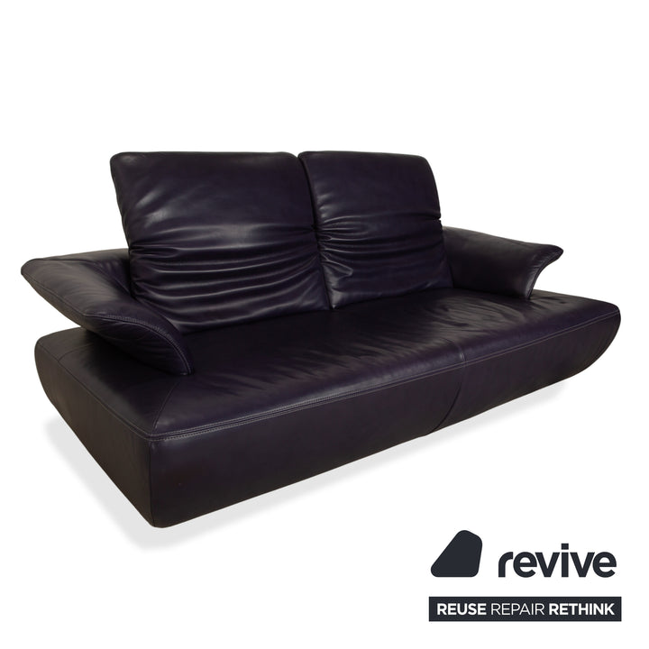 Canapé-lit trois places Koinor Avanti en cuir violet aubergine avec pouf et fonction manuelle