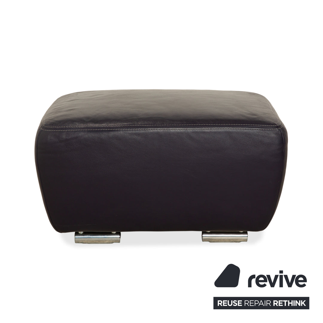 Canapé-lit trois places Koinor Avanti en cuir violet aubergine avec pouf et fonction manuelle