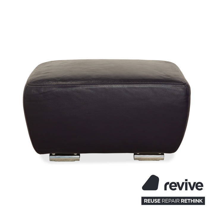 Canapé-lit trois places Koinor Avanti en cuir violet aubergine avec pouf et fonction manuelle