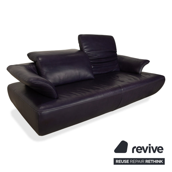 Canapé-lit trois places Koinor Avanti en cuir violet aubergine avec pouf et fonction manuelle