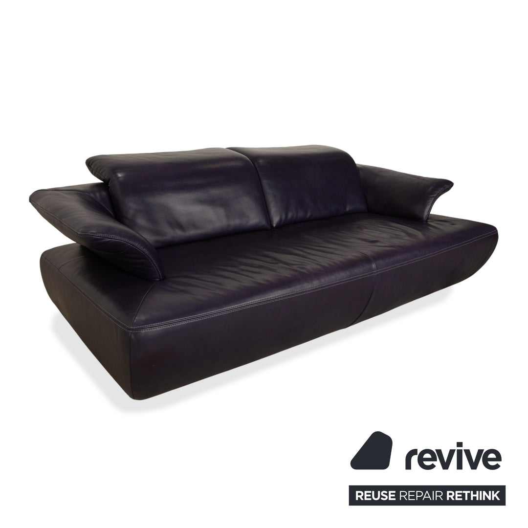 Canapé-lit trois places Koinor Avanti en cuir violet aubergine avec pouf et fonction manuelle