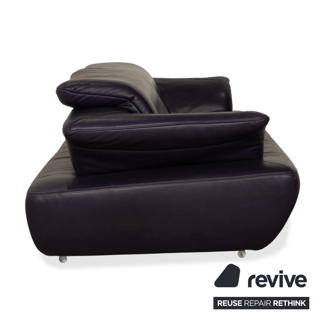 Canapé-lit trois places Koinor Avanti en cuir violet aubergine avec pouf et fonction manuelle