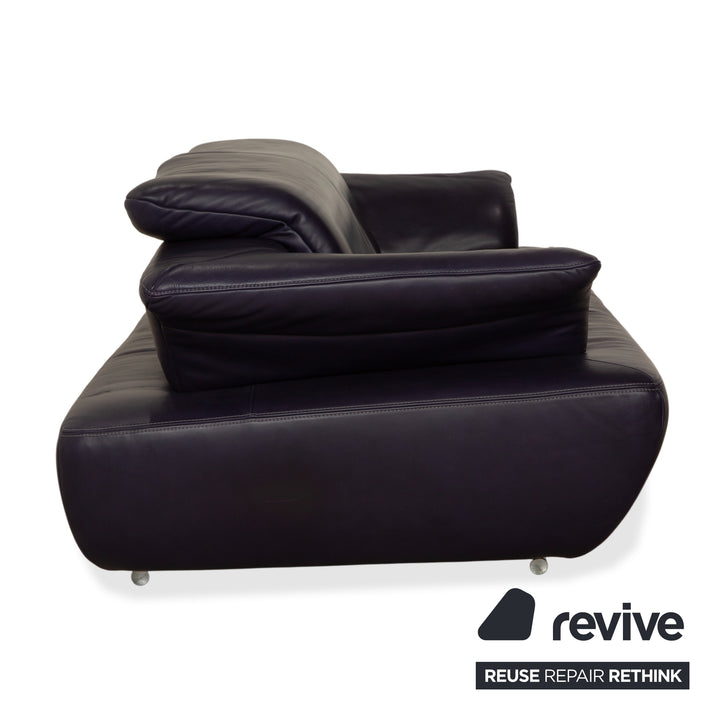 Canapé-lit trois places Koinor Avanti en cuir violet aubergine avec pouf et fonction manuelle