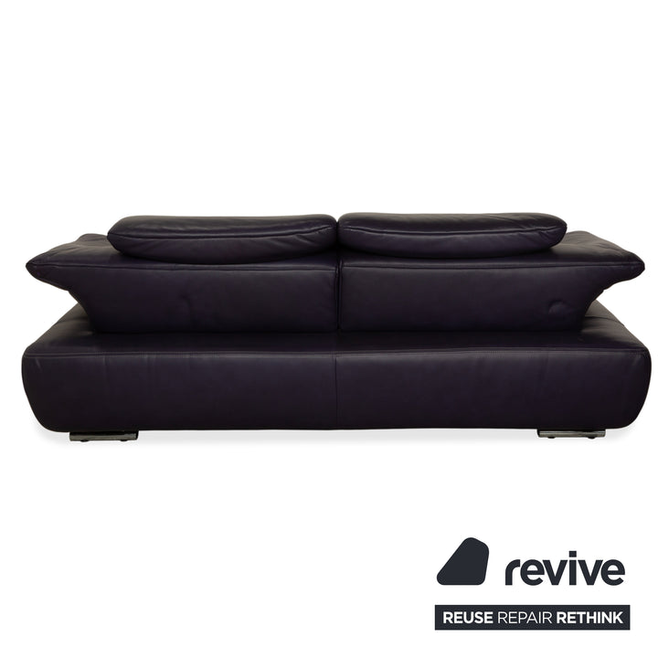 Canapé-lit trois places Koinor Avanti en cuir violet aubergine avec pouf et fonction manuelle