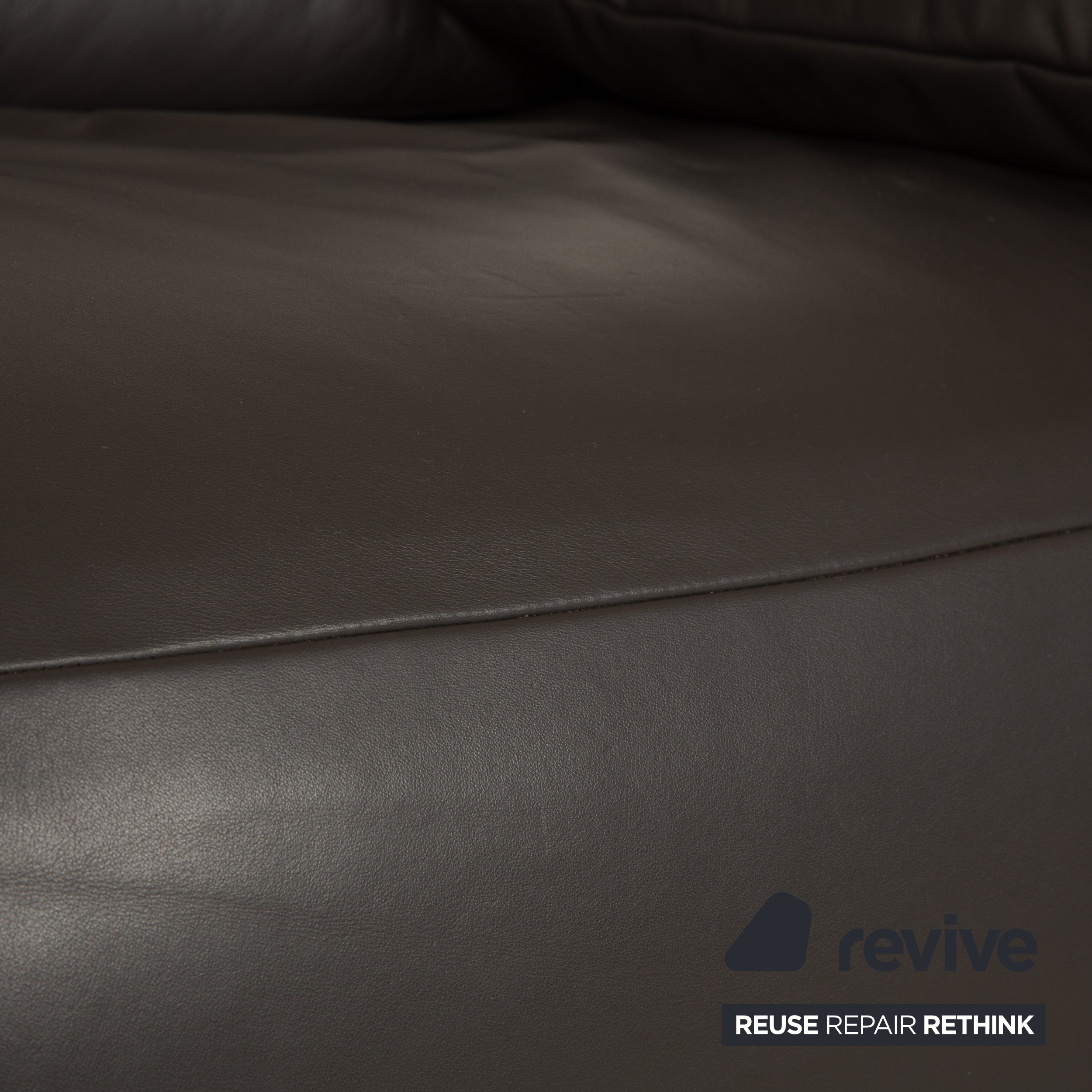 Canapé électrique deux places Koinor Free Motion Edit 1 en cuir gris anthracite.