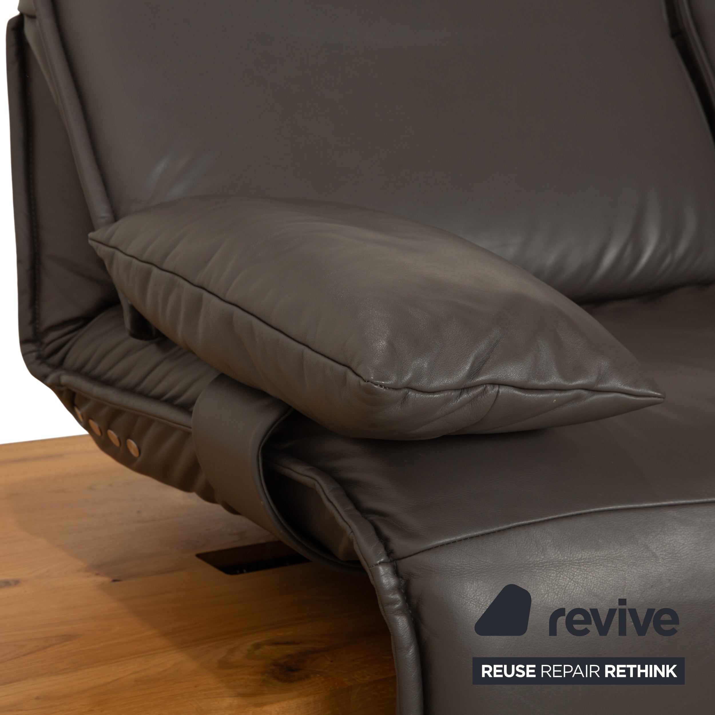 Canapé électrique deux places Koinor Free Motion Edit 1 en cuir gris anthracite.