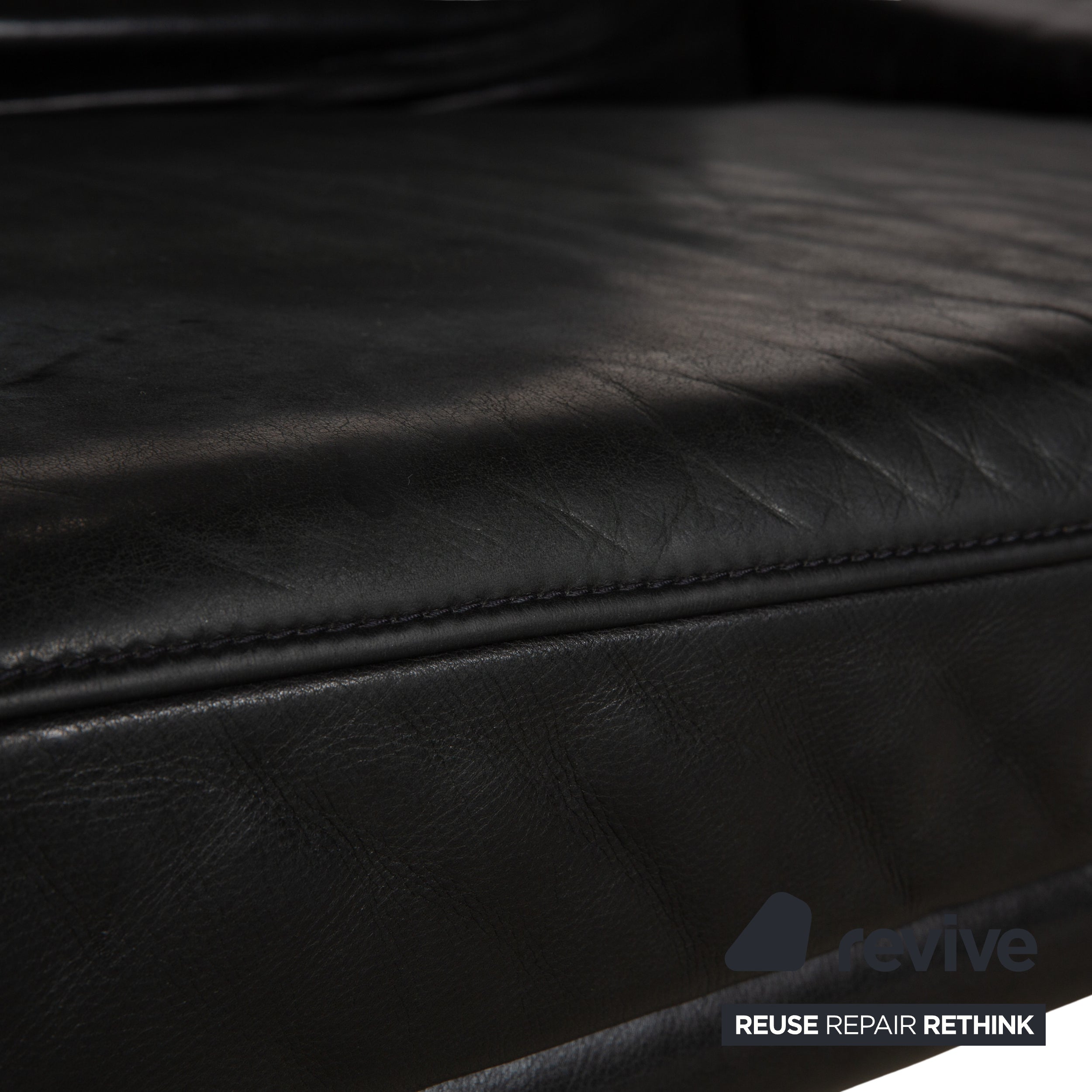 Canapé quatre places Koinor Raoul en cuir gris foncé anthracite et noir, à réglage manuel