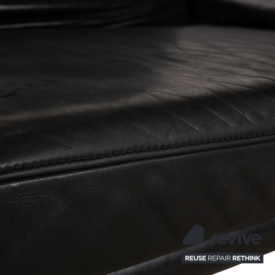 Canapé quatre places Koinor Raoul en cuir gris foncé anthracite et noir, à réglage manuel