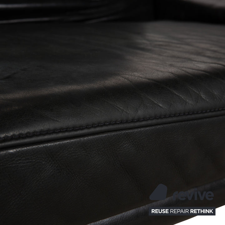 Canapé quatre places Koinor Raoul en cuir gris foncé anthracite et noir, à réglage manuel