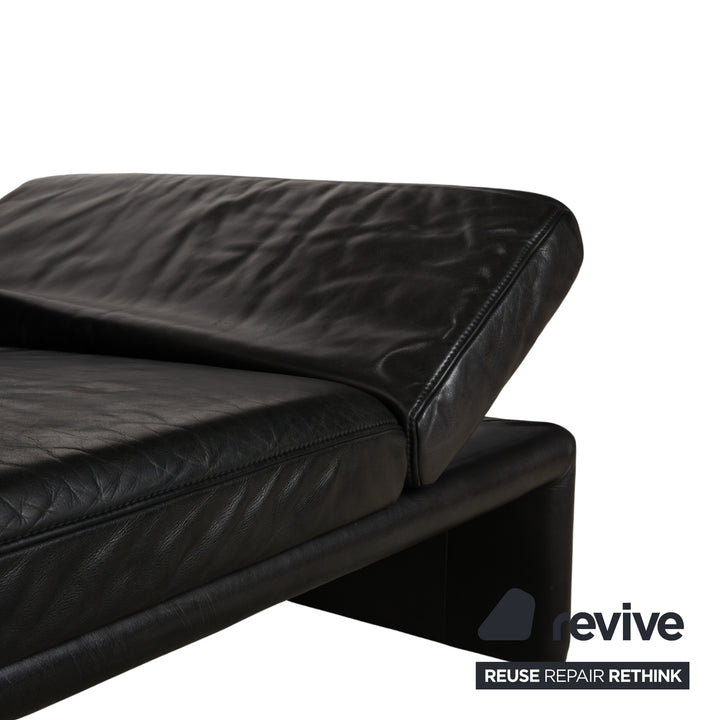 Canapé quatre places Koinor Raoul en cuir gris foncé anthracite et noir, à réglage manuel