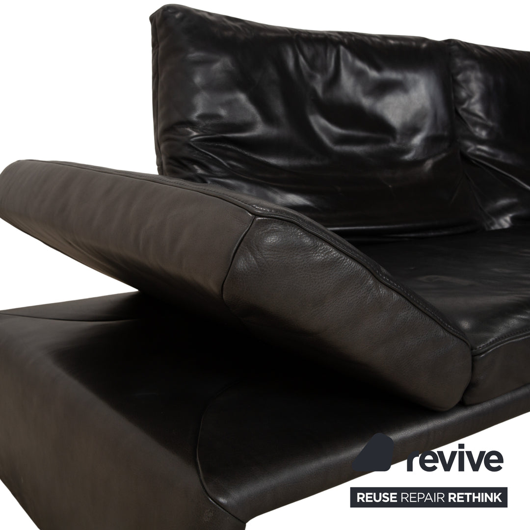 Canapé quatre places Koinor Raoul en cuir gris foncé anthracite et noir, à réglage manuel