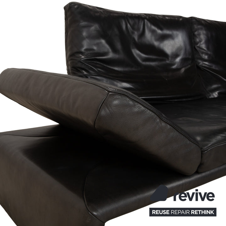 Canapé quatre places Koinor Raoul en cuir gris foncé anthracite et noir, à réglage manuel