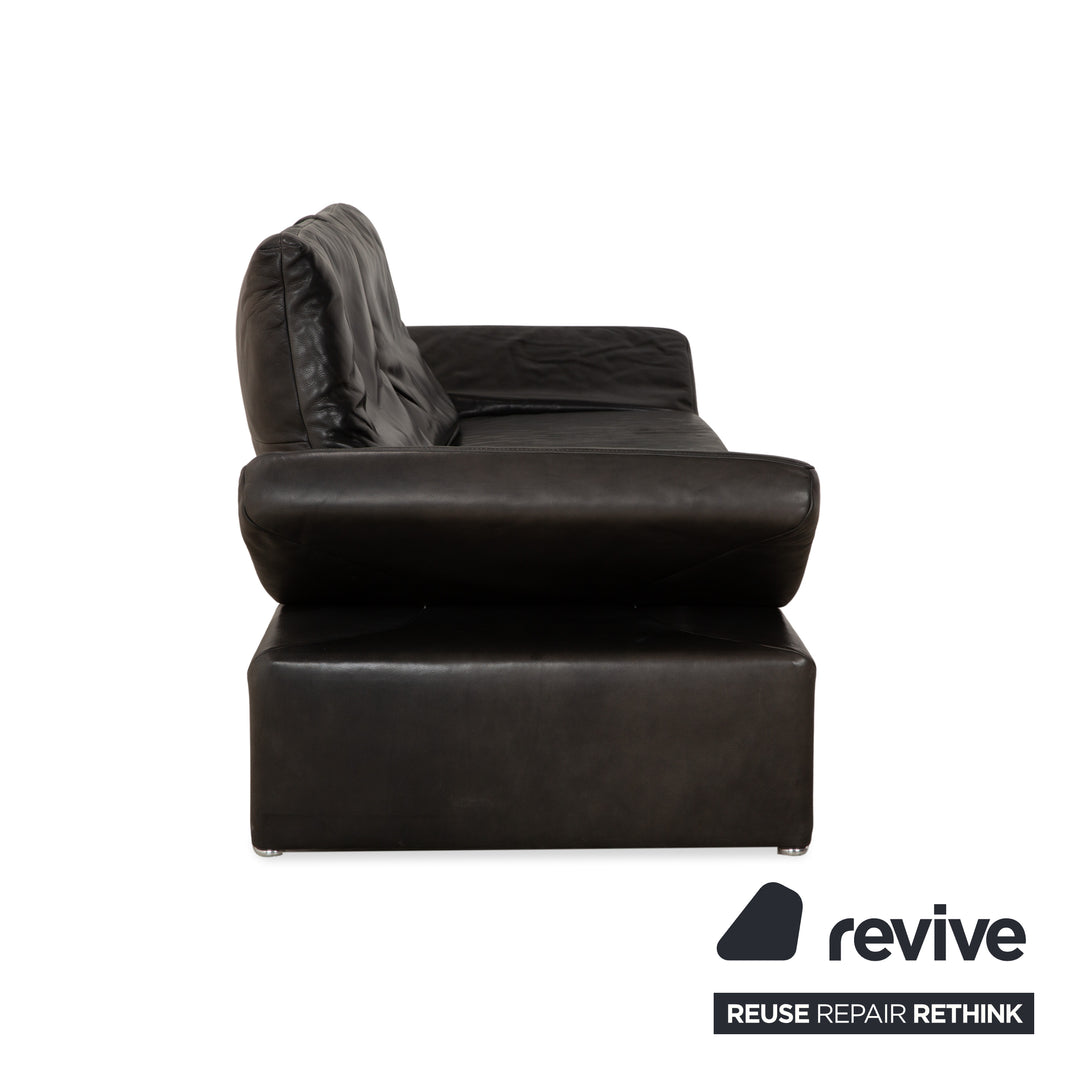 Canapé quatre places Koinor Raoul en cuir gris foncé anthracite et noir, à réglage manuel