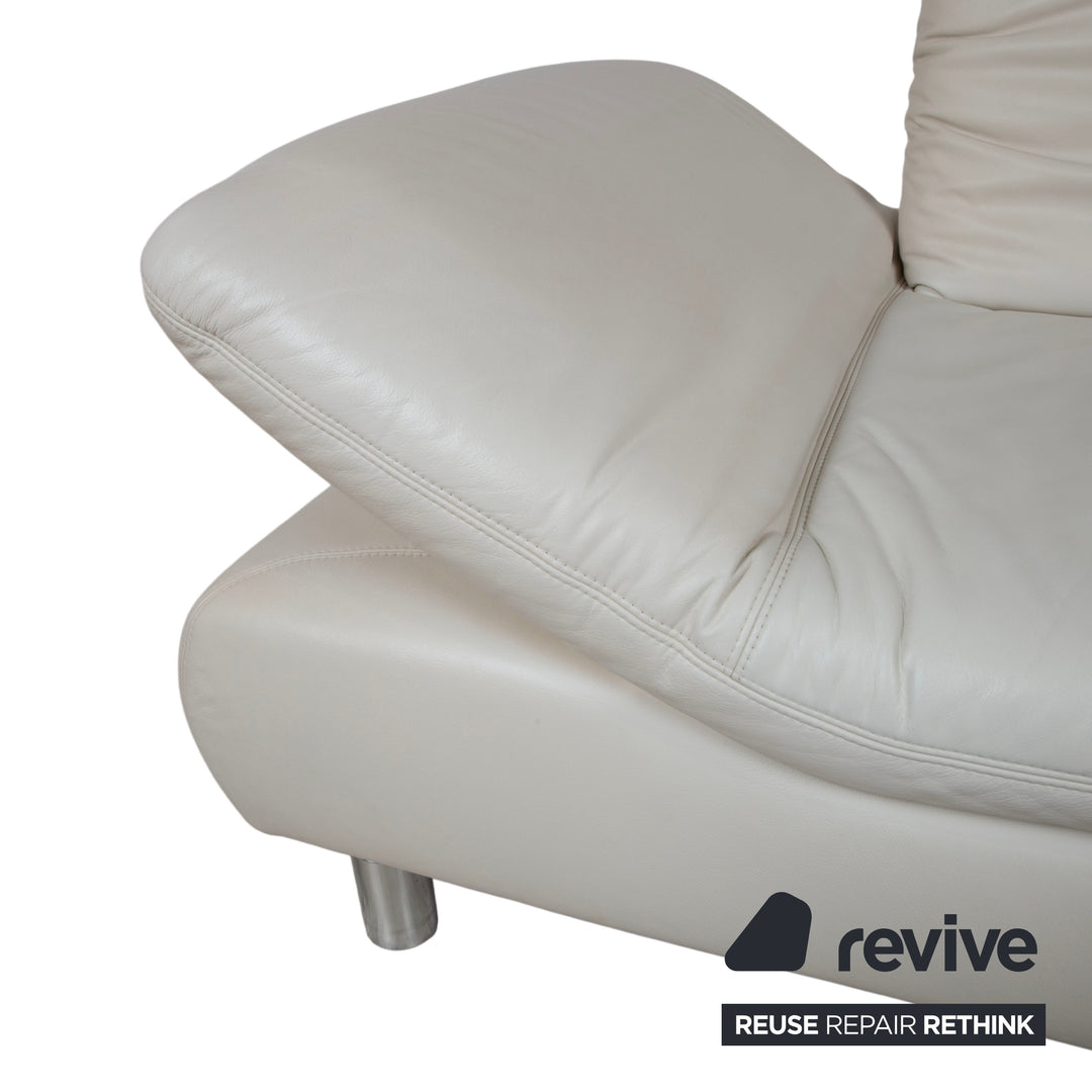 Canapé deux places Koinor Rivoli en cuir crème, blanc, gris et grège, à réglage manuel