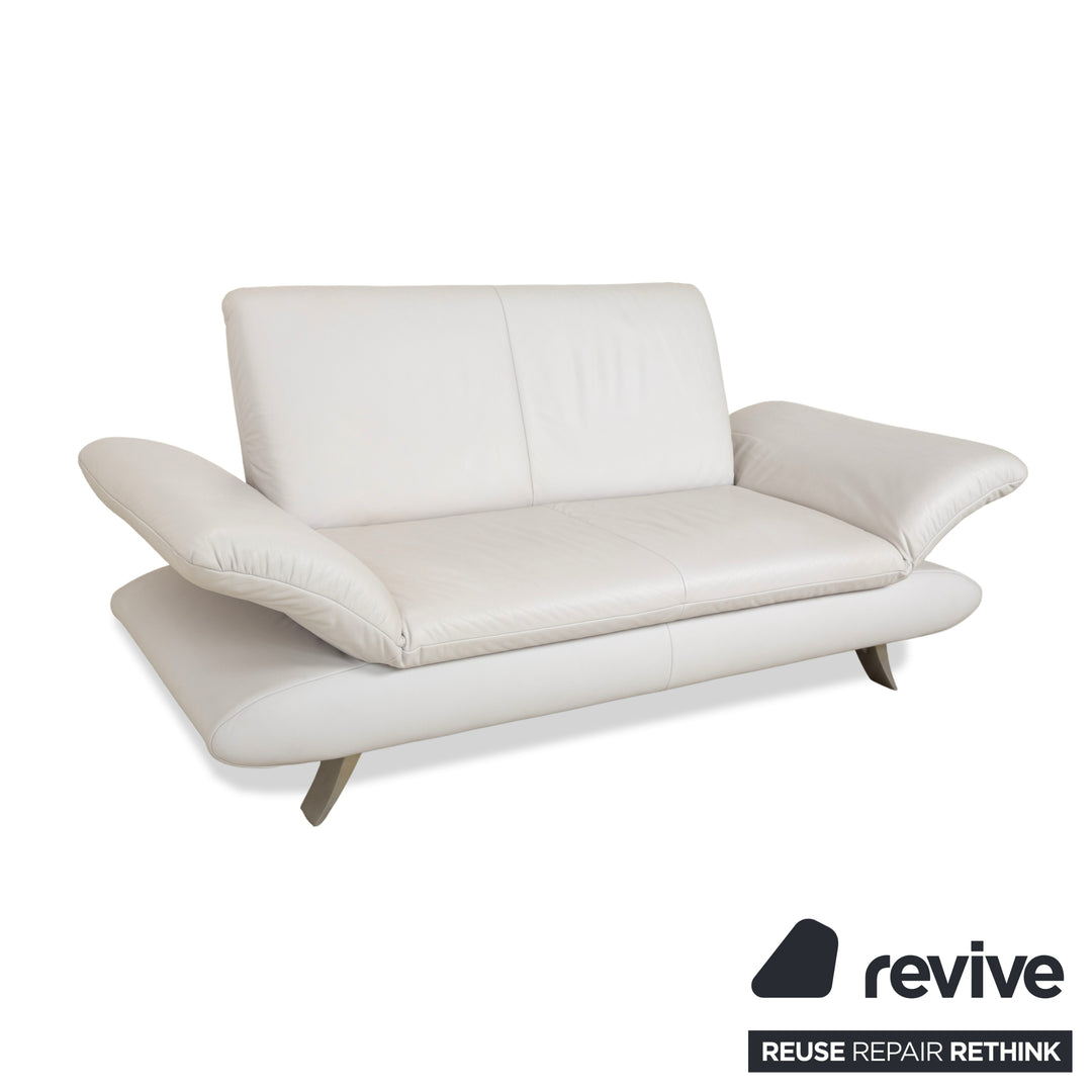 Canapé deux places en cuir Koinor Rossini beige gris bleu à fonction manuelle