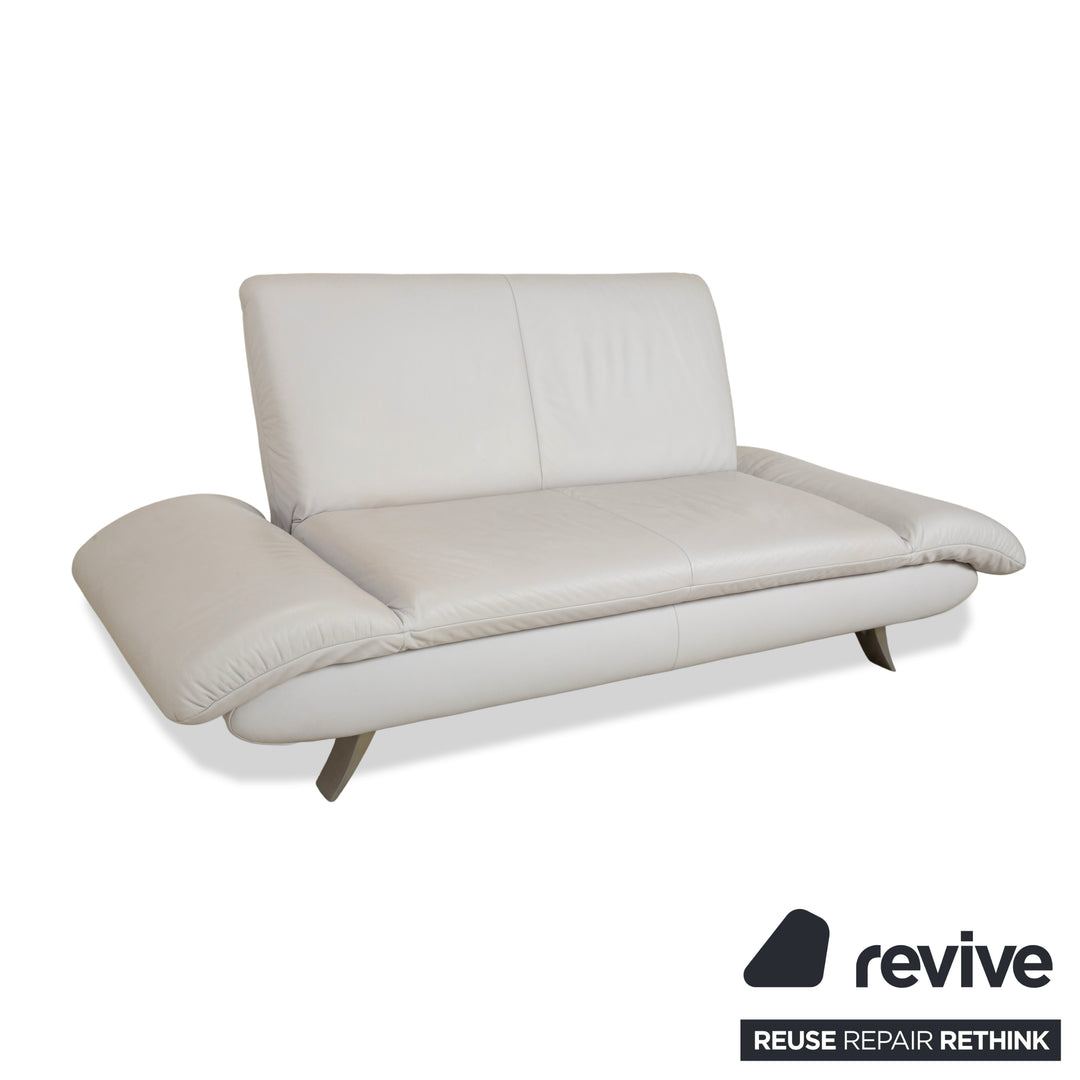 Canapé deux places en cuir Koinor Rossini beige gris bleu à fonction manuelle