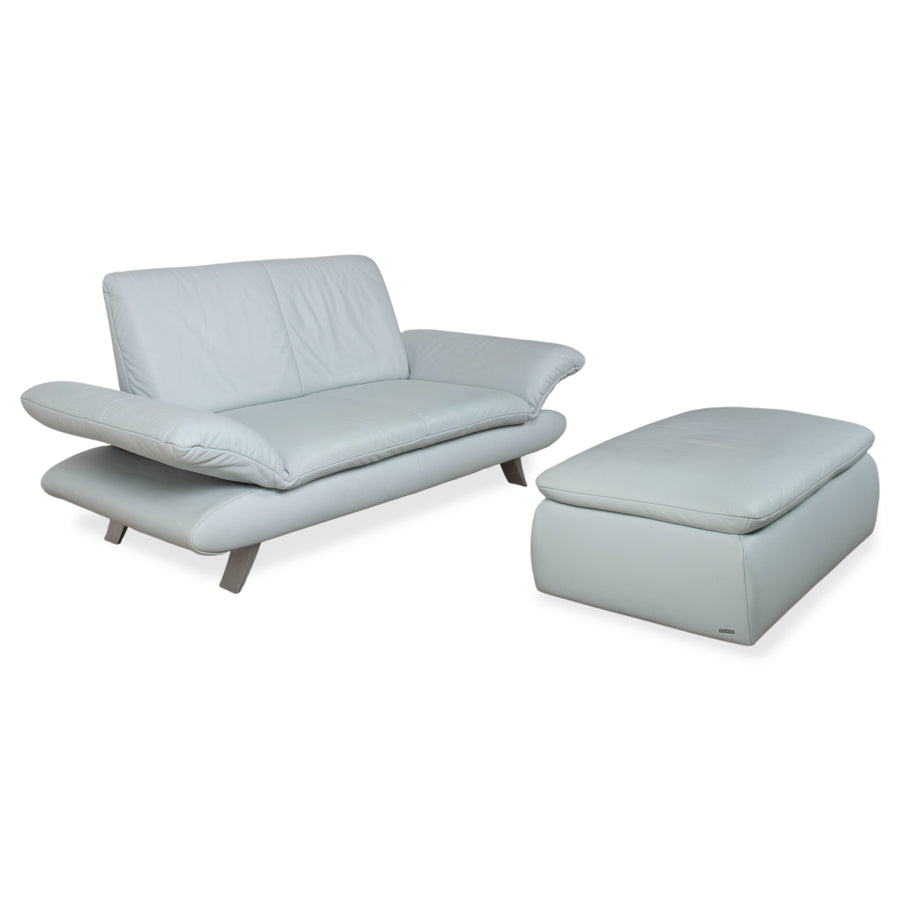 Canapé-lit deux places Koinor Rossini en cuir bleu-gris avec repose-pieds et fonction manuelle