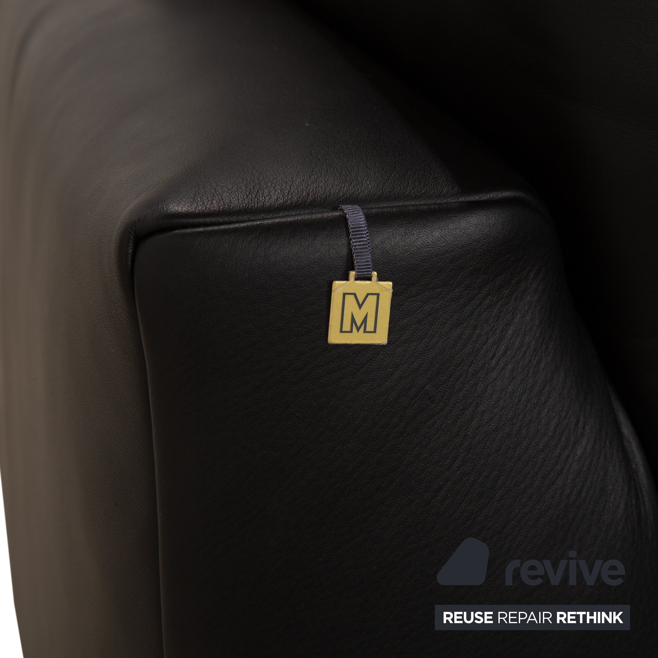 Canapé deux places en cuir noir Koinor Upgrade avec appui-tête