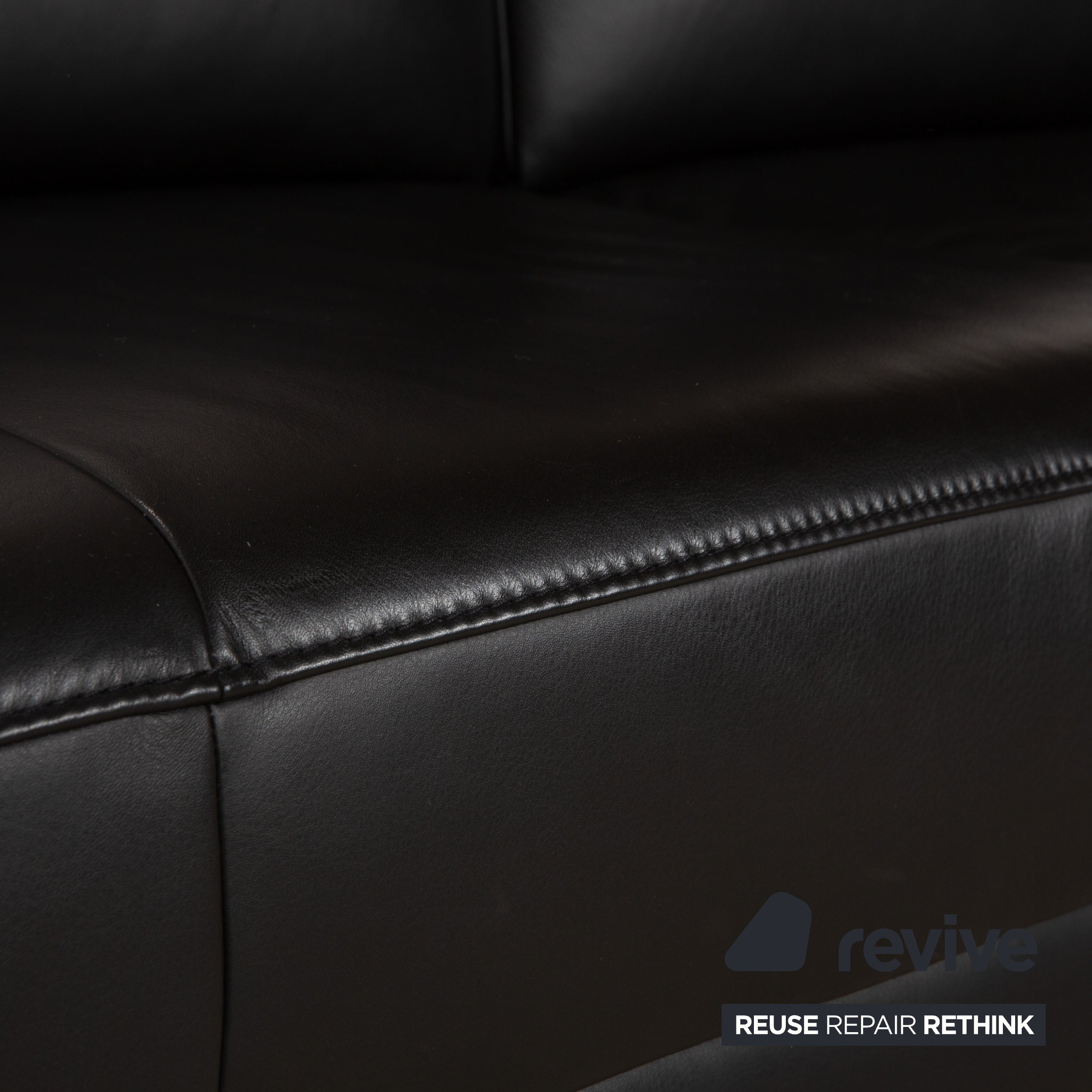 Canapé deux places en cuir noir Koinor Upgrade avec appui-tête