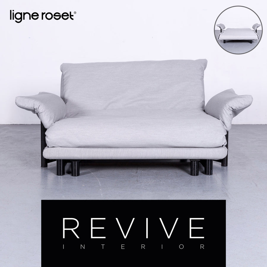 Canapé trois places Multy Designer de Ligne Roset en tissu gris, fonction convertible avec accoudoirs