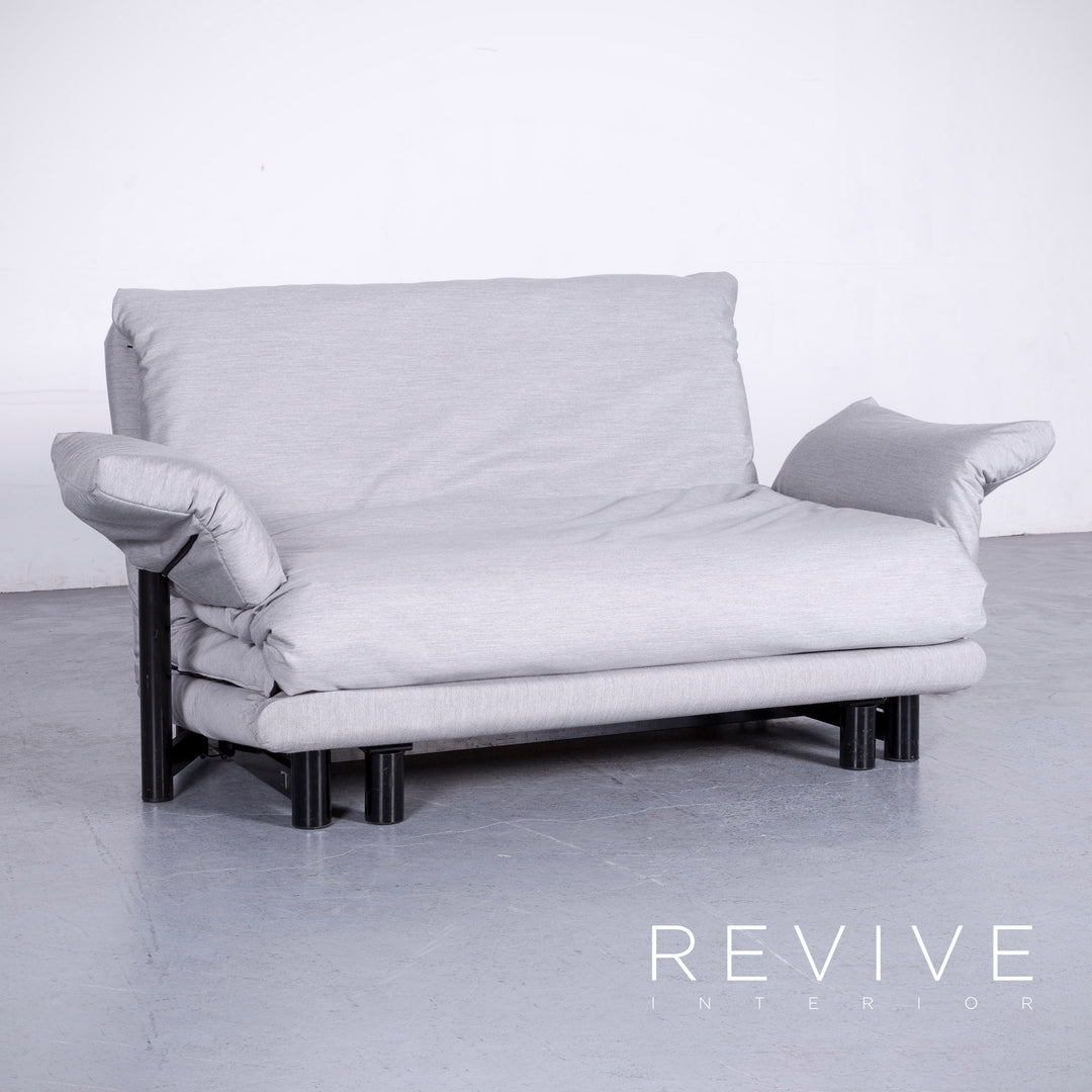 Canapé trois places Multy Designer de Ligne Roset en tissu gris, fonction convertible avec accoudoirs