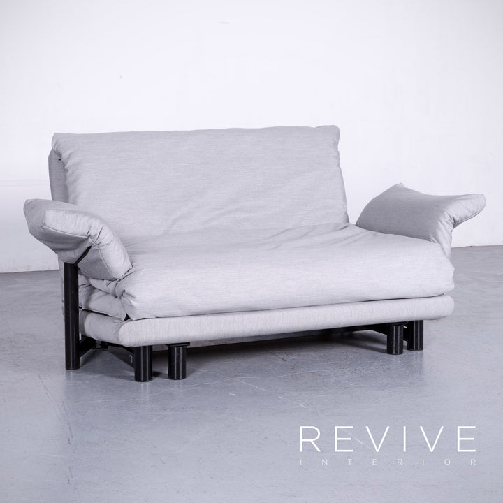 Canapé trois places Multy Designer de Ligne Roset en tissu gris, fonction convertible avec accoudoirs
