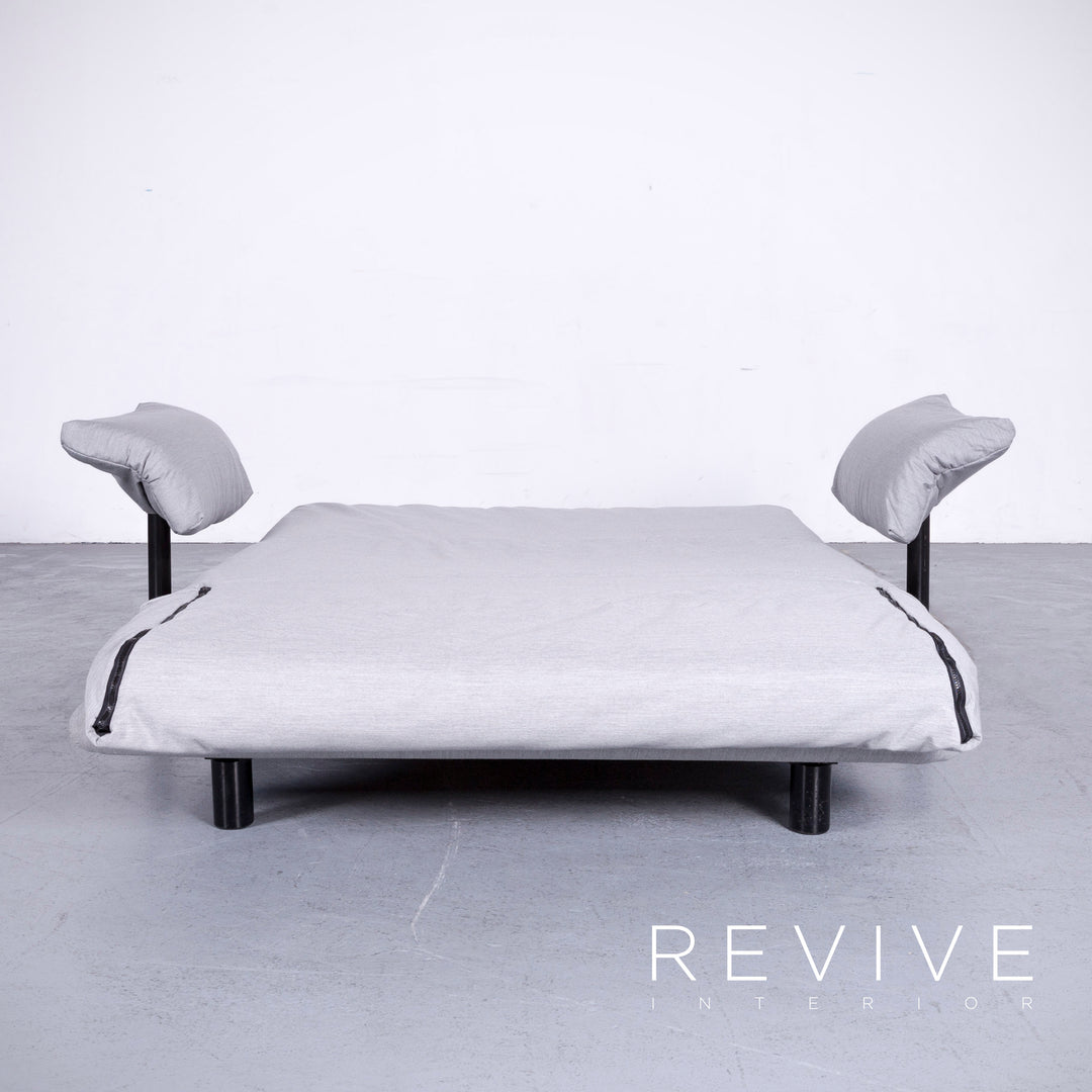 Canapé trois places Multy Designer de Ligne Roset en tissu gris, fonction convertible avec accoudoirs