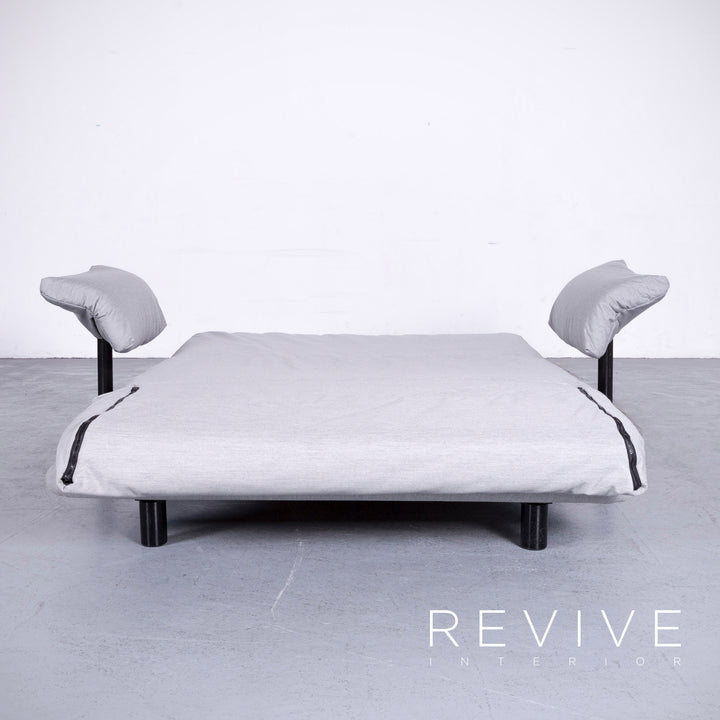 Canapé trois places Multy Designer de Ligne Roset en tissu gris, fonction convertible avec accoudoirs