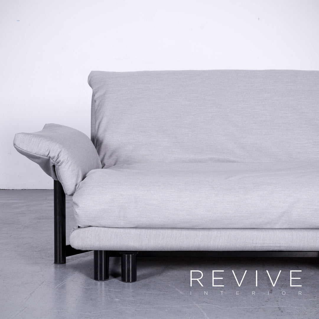 Canapé trois places Multy Designer de Ligne Roset en tissu gris, fonction convertible avec accoudoirs