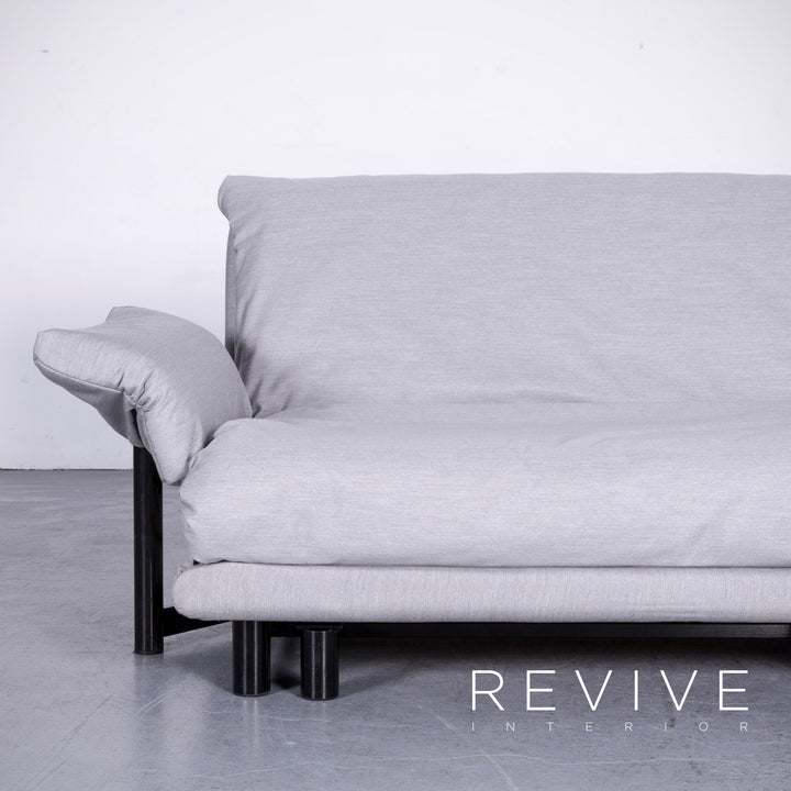 Canapé trois places Multy Designer de Ligne Roset en tissu gris, fonction convertible avec accoudoirs